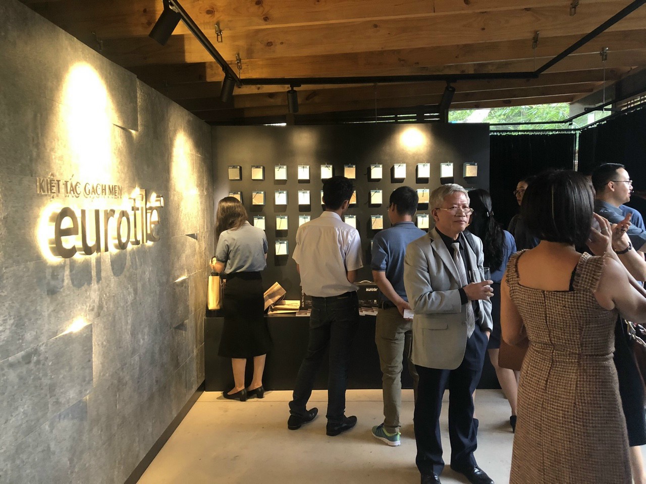 NHÀ PHÂN PHỐI GẠCH EUROTILE MỸ ĐỨC TẠI THÀNH PHỐ HỒ CHÍ MINH