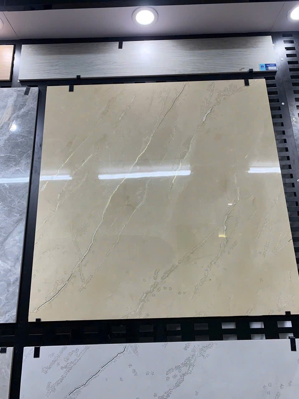 GẠCH ÁNH KIM 1MX1M VÀNG NHẠC VÂN ĐÁ