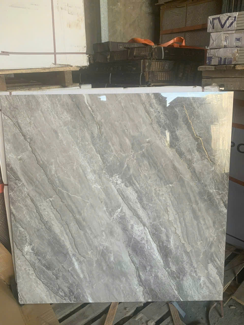 GẠCH KHẮC KIM XÁM ĐẬM VÂN ĐÁ 1MX1M